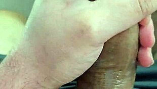 Tentando colocar a camisinha no meu penis grosso 😏