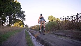 야, 자전거 타면서 업스커트로 엉덩이 플래싱하는 거 봐! 더 보고 싶어?