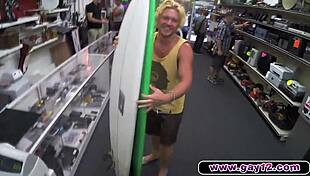 Blonde muscle surfer dude chats about his bodybuilder life 💪