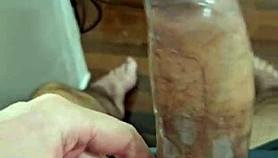 Tentando colocar a camisinha no meu penis grosso 😏