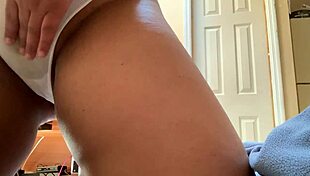 i'm so wet and masturbatin' my pussy feelin' all tingly