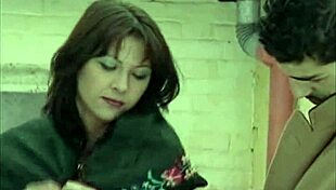 Hej, pozri horúce porn babky v retro MMF trojke s Olgou