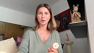 Cómo lamer coño - profesora real muestra trucos sexuales