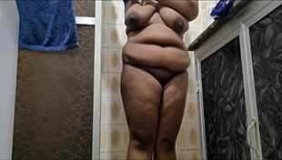 Yıkanırken yakalandı, üvey anne üvey oğlunu sikiyor! Büyük doğal memelerine boşal!