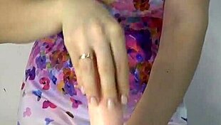 Anna Sky gives a lingam massage in her homemade video