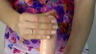 Anna Sky gives a lingam massage in her homemade video