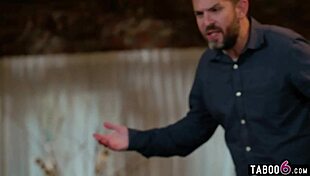 Wielkie cyce macochy Dee Williams ssą gracza pasierba. Potem mocno na nim jeździ!