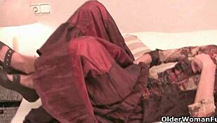 Wow, this skinny granny stretches her tight pussy with a dildo like a pro! 😲