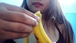 Verleidelijke banaan spel ontvouwt zich in fantasie scène met oraal likken en deepthroat