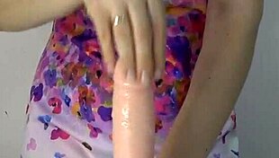 Anna Sky gives a lingam massage in her homemade video