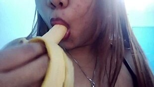 Съблазнителна игра с банан се разгръща във фантазия с лижене и дълбоко гърло