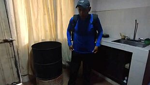 el repartidor acaba follándose a una gordita culona y ella acaba chupándole la polla hasta sacarle todo el esperma real casero