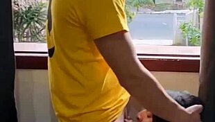 dei pro amigo do marido enquanto ele corta grama!