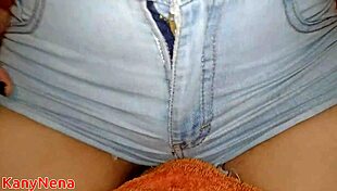 Venezuelská otrokyně mě dojí zadkem v šortkách