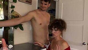 Мащехата не искаше да даде най-мръсната анална кремпаи тази Коледа. Просто се случи надвесена над хаоса!