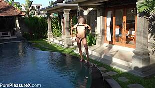 Wife boldly pegs husband with strapon by the poolside