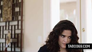 Горяща милфа Виктория Вокс седуктира IT тип за диво чукане в путката