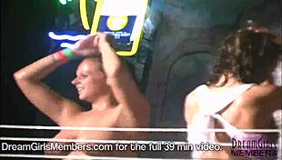 Koledžské dievčatá zdivočeli, trhali si tričká počas jarných prázdnin mokrého trička súťaže.