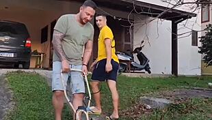 dei pro amigo do marido enquanto ele corta grama!