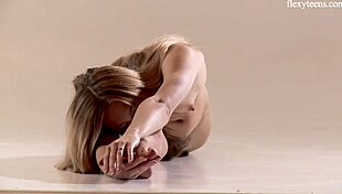 Szőrös tini 18+ Mochalkina hajlik a teremben, elhiszed ezt a hajlékonyságot?