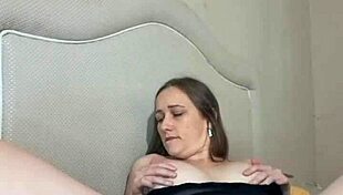 высокая мексиканская милф мастурбирует мокрую бриттую киску в домашнем соло мечте