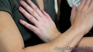 Bedstemor med små patter bliver tunget og pløjet hårdt