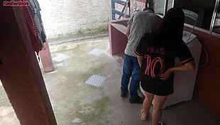 Dona de casa casada paga técnico de máquina de lavar com a bunda enquanto marido está fora 😏