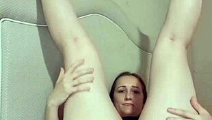 Milf Mexico tinggi lancap pepek botak basah dalam solo buatan rumah