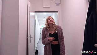 ما صفقة الكشافة مع هذه الفتاة 18+؟