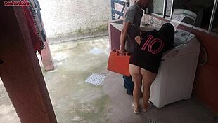 Dona de casa casada paga técnico de máquina de lavar com a bunda enquanto marido está fora 😏