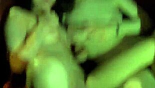 اثنتان من الفتيات يمارسن جنس ليزبيان في السيارة أثناء القيادة في المدينة، أسلوب دولسكالت.