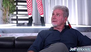 راقصة مثيرة شايلا بينك تمتص زب الرجل العجوز مع صدر طبيعي وملابس ممزقة