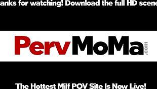 Аз съм кучеста милф Савана, убедих заварения си син с езда с пляскащ задник, покривайки му пишката с соковете от путката ми