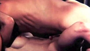 ヴィンテージバイセクシャル3Pをレトロポルノの世界で試したことある？