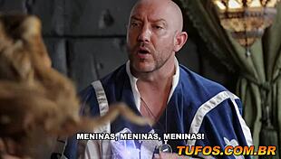 Duas gostosas donzelas fazendo um boquete ao serviçal cinderela paródia pornô - parte 4