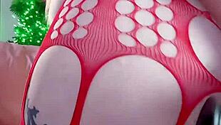 فتاة منحنية تلعب شرجيًا بديلدو أسود كبير منحنية