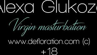 Эй, хочешь посмотреть, как Алекса Глюкоза, молодая 18+ крошка, трогает себя на улице?