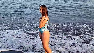 Horny teen flaunts big ass on beach 😏