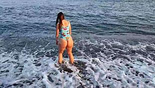 Horny teen flaunts big ass on beach 😏