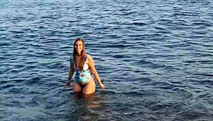 Horny teen flaunts big ass on beach 😏