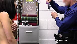 Чукам дребна 18+ латиноамериканска красавица, хваната да краде парфюм на бюрото в офиса