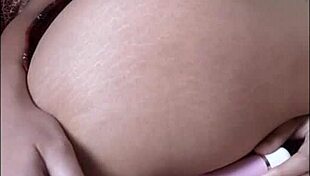 Novinha se masturbando de forma detalhada, focando em seu prazer solitário e intenso