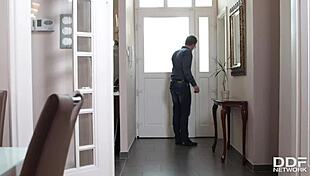 Chessie Kay bläst vier riesige Schwänze in Orgie-Spermafüllung