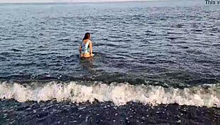 Horny teen flaunts big ass on beach 😏