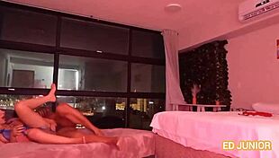 Cara bem-dotado fode latina de lingerie no carnaval com creampie