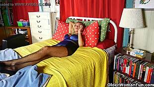 milf raquel's huge clit popping out in leggings 😍