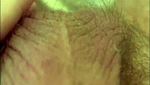 Katso emo-tyttö paljastaa ison kyrvän ja nielaisee siemenen