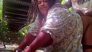 Šukání pod mostem v parku s velkým ptákem a prsama