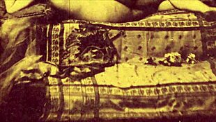 Dark lantern reveals top victorian nudes and erotic confessions