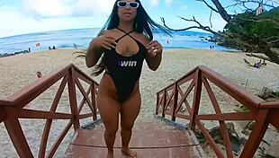 primeira mamada do ano - fui de mai� socadinho para praia coloquei minha bucetinha pra fora e chamei o estranho e advinha o que aconteceu!